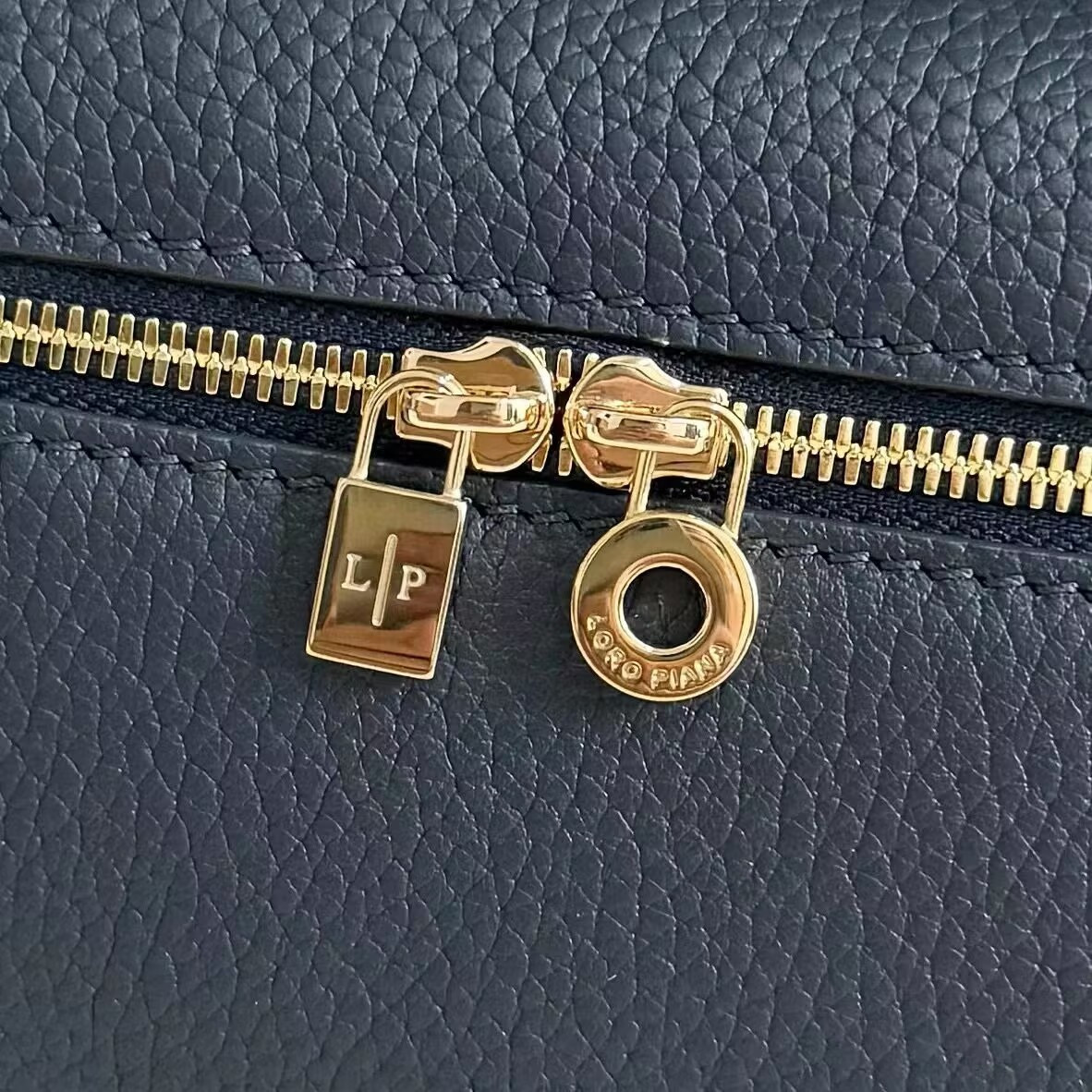 L**o p*ana extra pocket l19 grained calfskin 11 x 19 x 6.5 cm