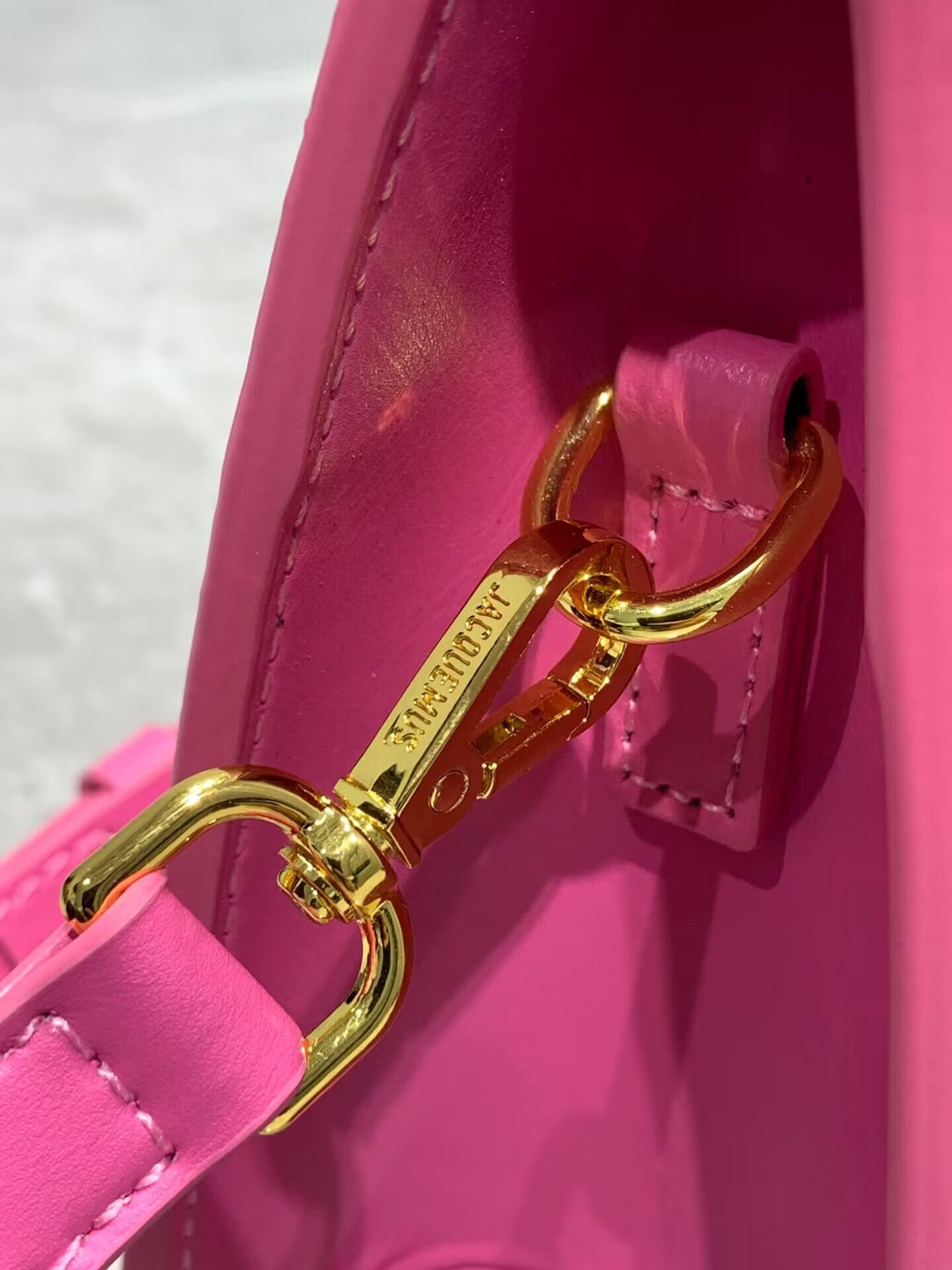 JACQUEMUS Le Chiquito moyen LES CLASSIQUES  20×15.5×8cm