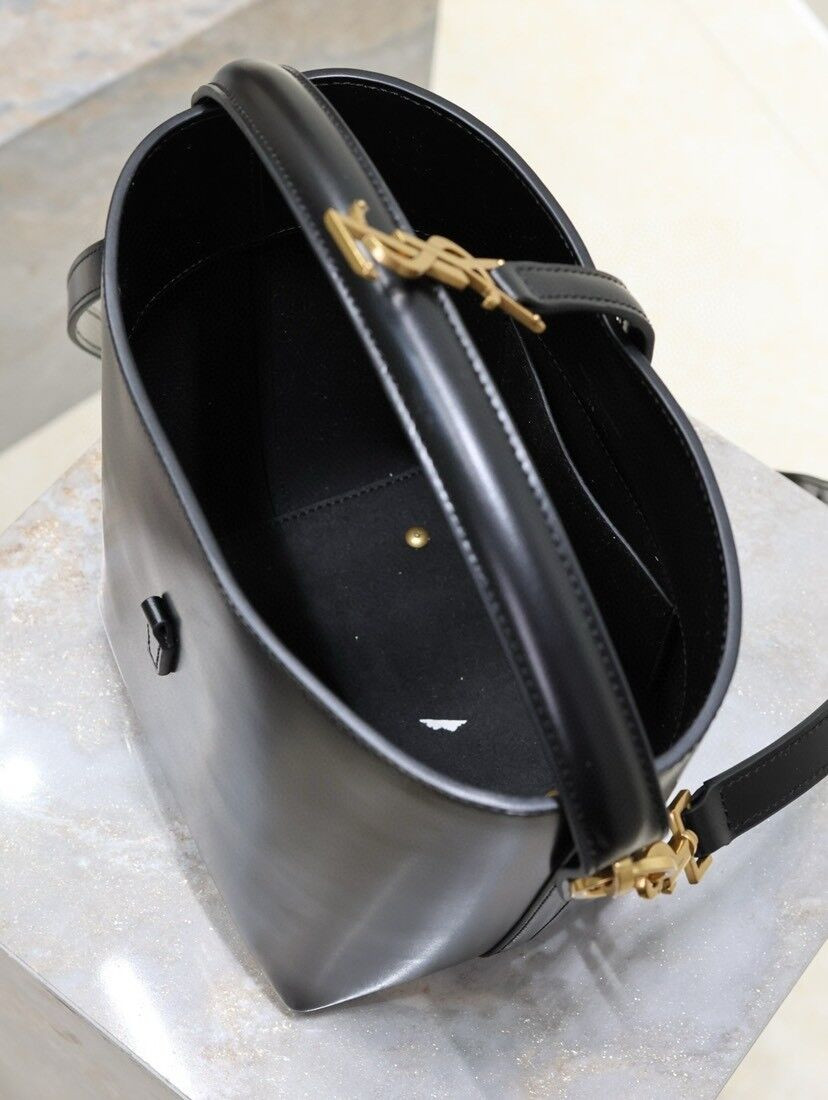 Y*L le 37 in shiny leather 17x20x13cm