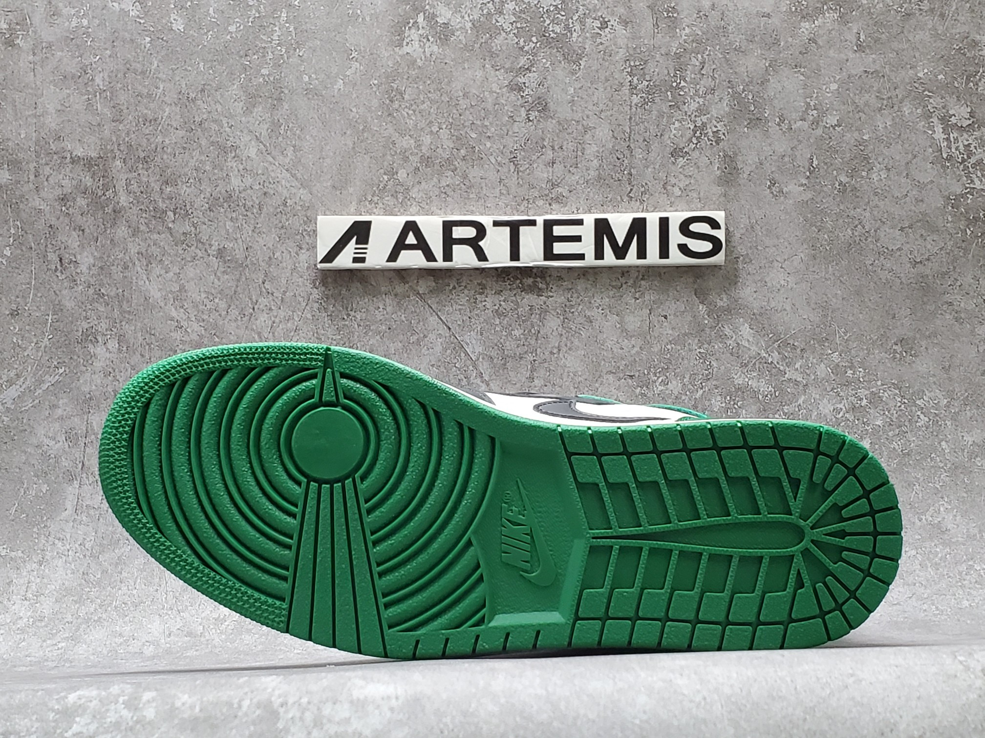 Air Jordan 1 Retro High Pine Green