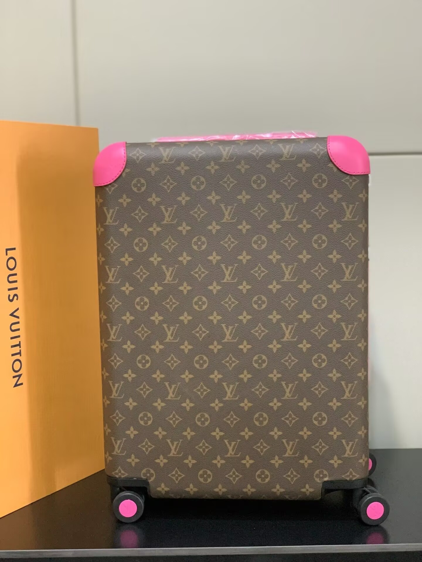 l0*is V*t0n lv horizon 55 colormania fuchsia m46780 15 x 21.7 x 8.3 inches