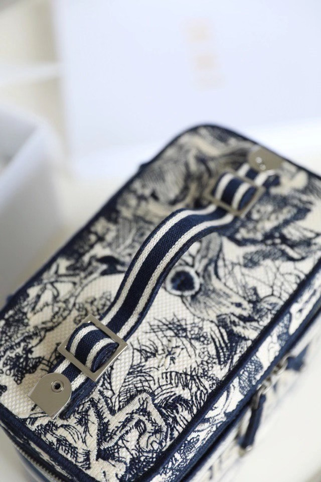 D*or travel make up bag