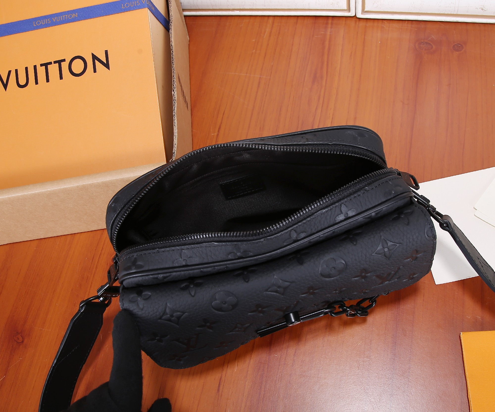 LV M23742 Steamer Messenger 24 x 17 x 5 CM