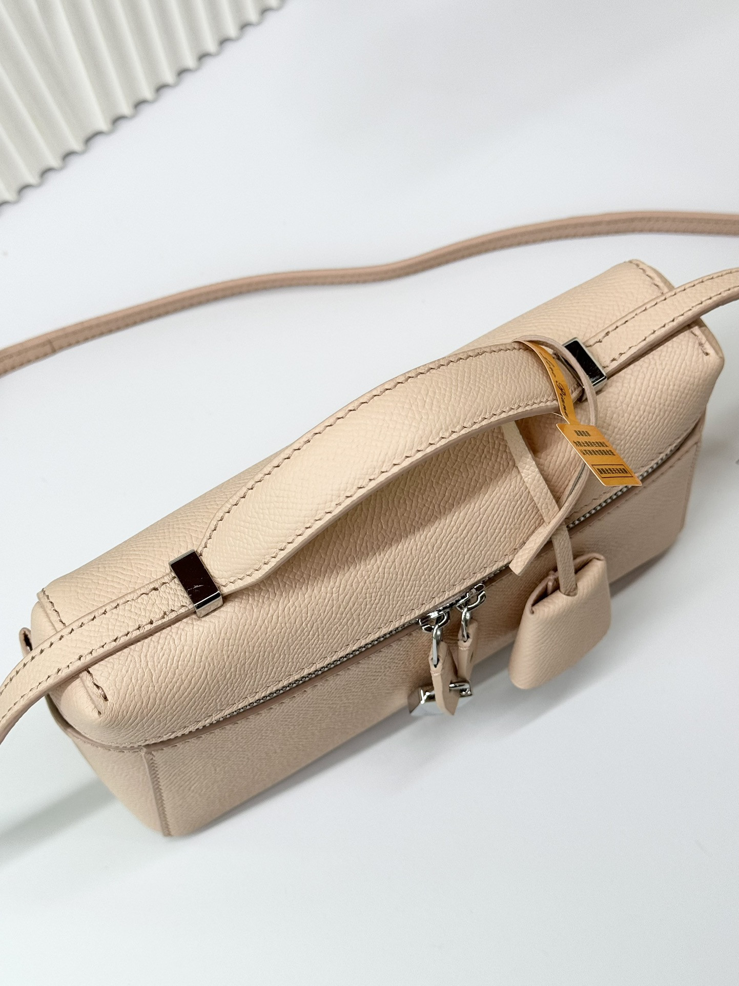 L**o p*ana extra pocket l19 grained calfskin 11 x 19 x 6.5 cm