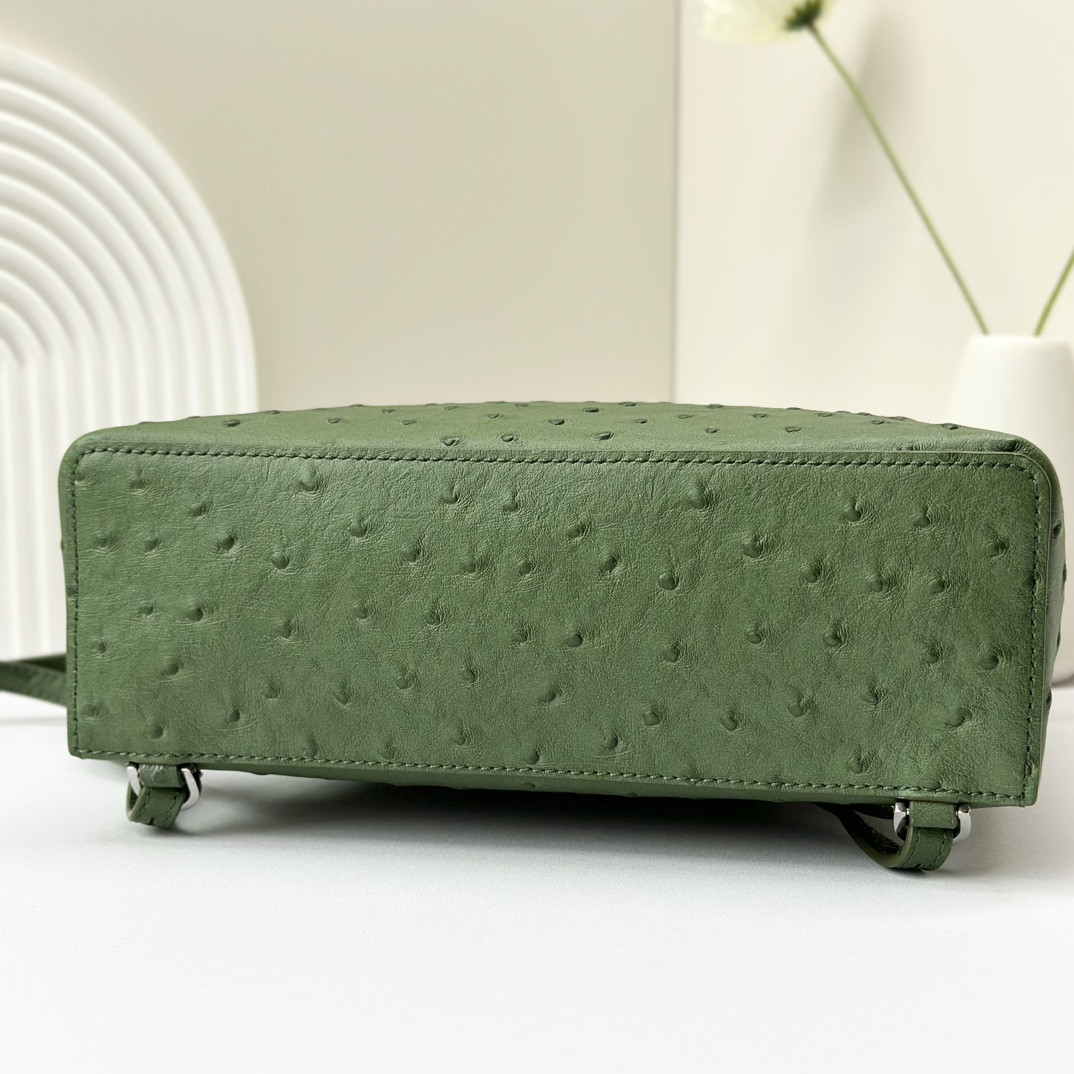 L**o p*ana extra pocket backpack l23.5 ostrich-grained leather 23 x 21 x 8 cm