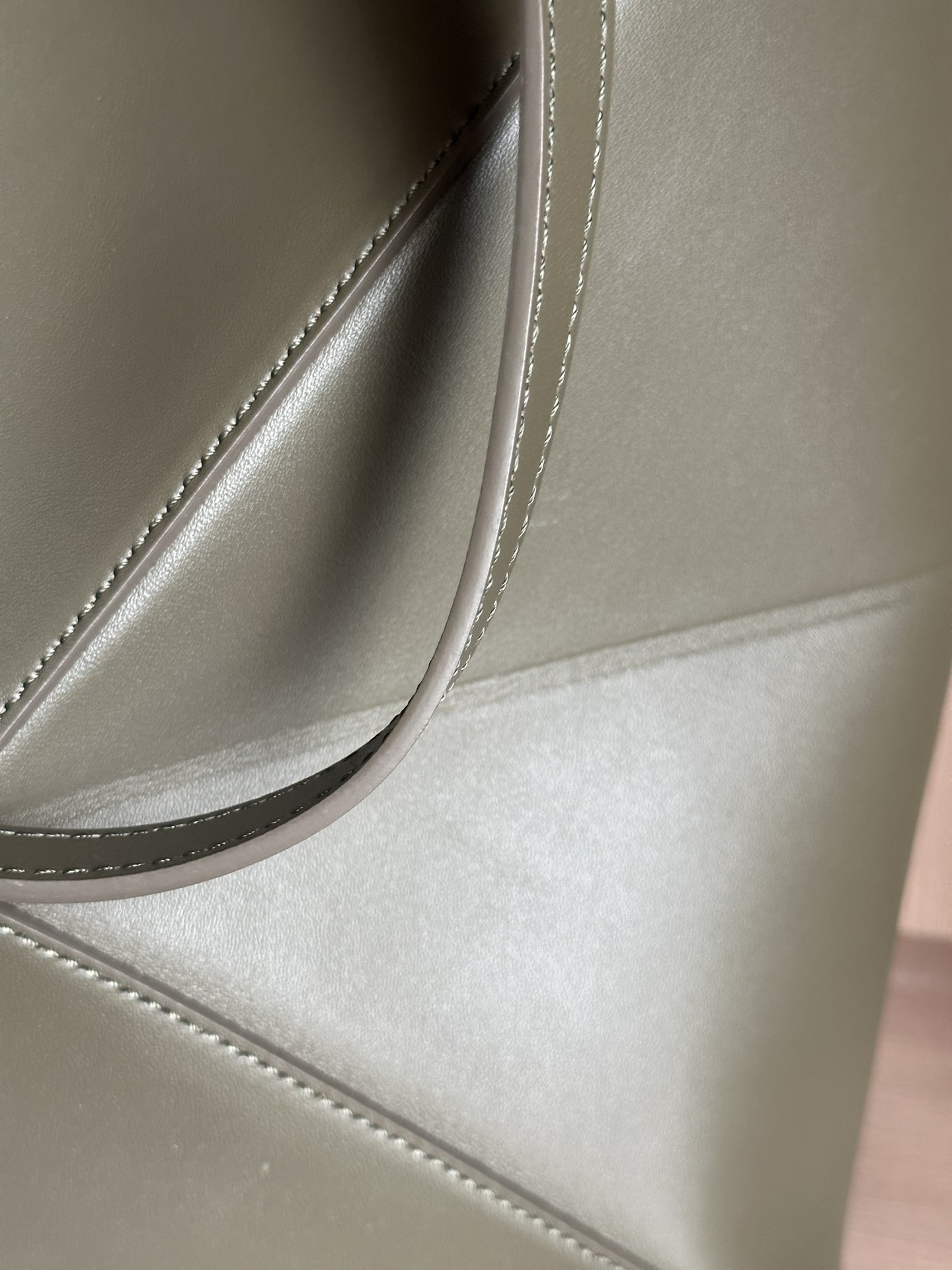 L0ew* medium puzzle fold tote in shiny calfskin 25.5x14.5x31.5cm