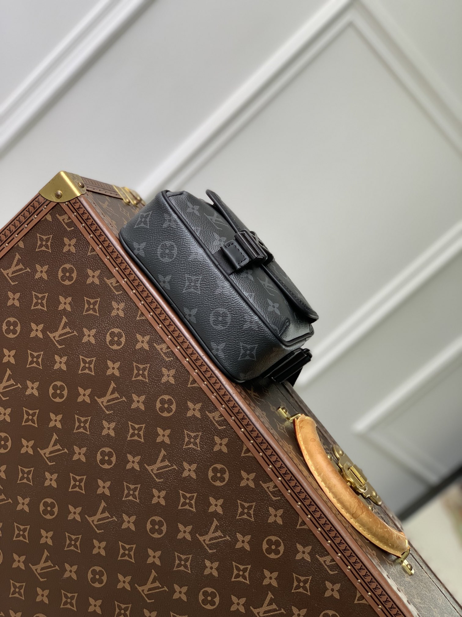LV Getaway Messenger M12518  17 x 7.8 x 18 cm